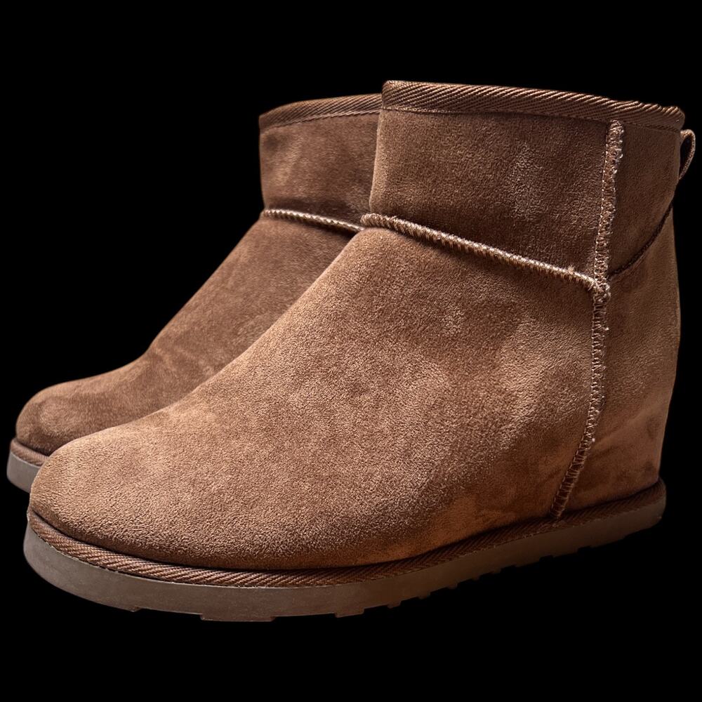 CUSHIONAIRE Kenzie W 8.5 Suede Tan Platform Booties Hidden Wedge Extra Height